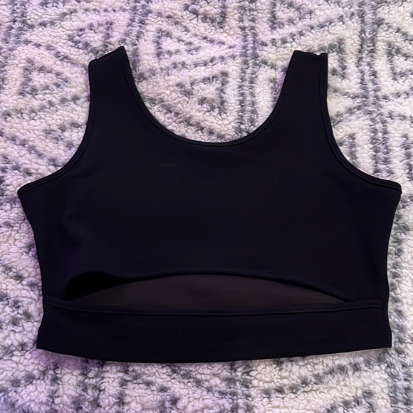 Never worn : Black crop top with cutout - Picture 1 of 2